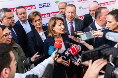 La ministra Raquel Sánchez Jiménez atendiendo a los medios de comunicación antes de comenzar el desayuno-coloquio.