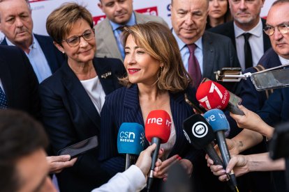 La ministra Raquel Sánchez Jiménez atendiendo a los medios de comunicación antes de comenzar el desayuno-coloquio.