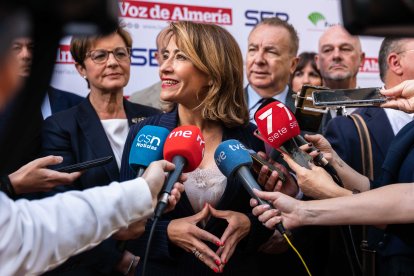 La ministra Raquel Sánchez Jiménez atendiendo a los medios de comunicación antes de comenzar el desayuno-coloquio.