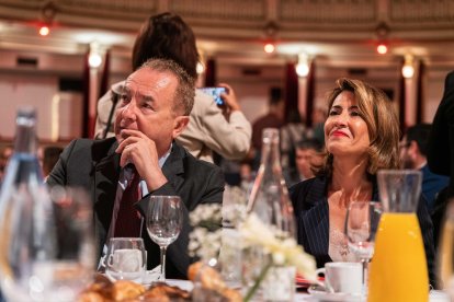 Pedro Manuel de la Cruz, director de La Voz de Almería, y la ministra Raquel Sánchez Jiménez.