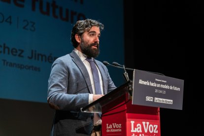 Álvaro Hernández, periodista de La Voz de Almería, fue el encargado de presentar el desayuno-coloquio con la ministra de Transportes.