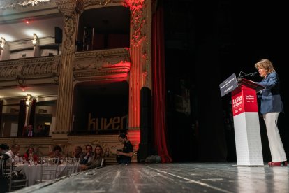La ministra Raquel Sánchez durante su intervención en el escenario del Teatro Cervantes.