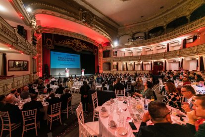 El Teatro Cervantes acogió el desayuno con la ministra de Transportes.