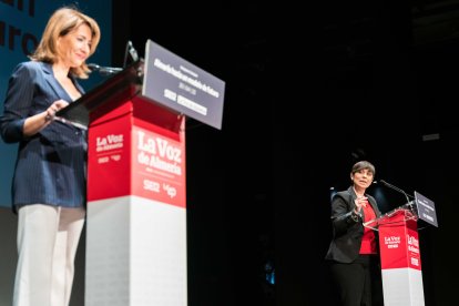 La periodista Lola González durante el coloquio con la ministra de Transportes.