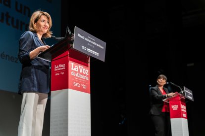 La ministra de Transportes durante el coloquio.