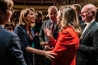 Saludo entre Raquel Sánchez y Ana Martínez Labella.