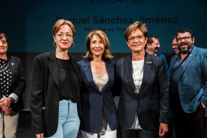 Antonia Sánchez Villanueva, subdirectora de La Voz de Almería; Raquel Sánchez, ministra de Transportes; y Adriana Valverde, candidata del PSOE a la alcaldía de Almería.