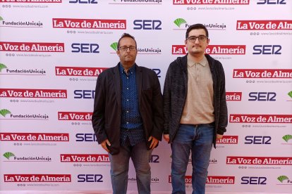 José Miguel Ramos Garrido, secretario de Organización de Podemos Almería y candidato por la coalición a Níjar, junto a Alejandro Lorenzo, portavoz de Podemos Almería y candidato a la alcaldía de la capital.