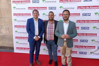 Alcaldes de Abrucena y Alhama de Almería junto al secretario general de las Juventudes Socialistas de la provincia de Almería.