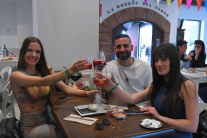 MJ, Víctor y \'La chula\' disfrutando de las Fiestas de San Marcos 2023 en La Bodega del Jamón.