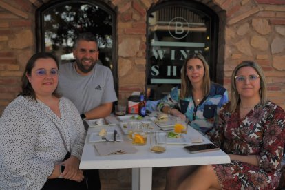 Nuria, Pablo, Mari Carmen y Nuria de Finca Gest disfrutando de la Fiestas de San Marcos 2023 en La Bodega del Jamón.