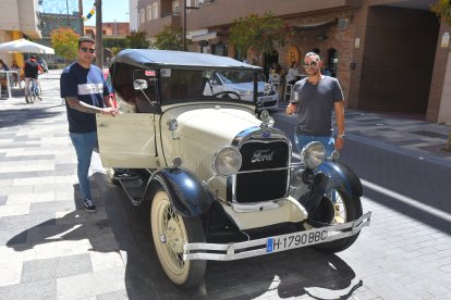 Fabio y Jose de Garage 340 han llegado con su coche clásico para disfrutar de las Fiestas de San Marcos 2023 en La Bodega del Jamón.