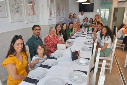 Docentes del CEIP Almerimar disfrutando de las fiestas de San Marcos en La Bodega del Jamón.