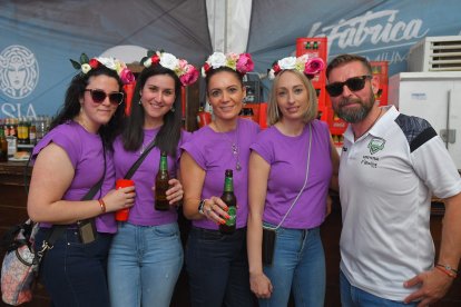 Compañeras de bazar Fesi-Juguetoon con Miguel Brugarolas de El Ejido Futsal.