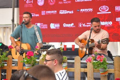 Actuación musical durante las fiestas de San Marcos en la Bodega del Jamón.