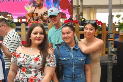 Amigas disfrutando de las fiestas de San Marcos en la caseta de La Bodega del Jamón.