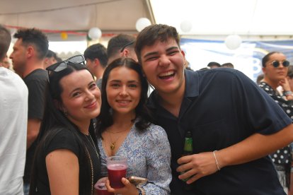 Marta, Laura y Abel disfrutando de las fiestas de San Marcos en la caseta de La Bodega del Jamón.
