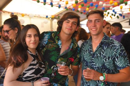 Amigos disfrutando de las fiestas de San Marcos en la caseta de La Bodega del Jamón.