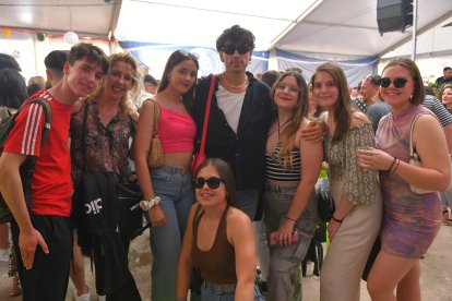 María del Mar, Paqui, Jesica, Irene, Iván y Marta disfrutando de las fiestas de San Marcos en la caseta de La Bodega del Jamón.