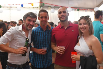 Agentes de la Policía Local de El Ejido fuera de servicio disfrutando de las fiestas de San Marcos en la caseta de La Bodega del Jamón.