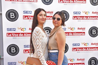 Helena y Ainhoa disfrutando de las fiestas de San Marcos en la caseta de La Bodega del Jamón.