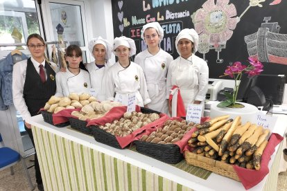 Alumnas de panadería con los panes elaborados con su profesora, Marta Krebs, a la cabeza.