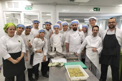 Alumnos de La Flota de Murcia con sus profesores en el cuarto frío.