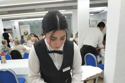 Una alumna de Murcia, trinchando una naranja.