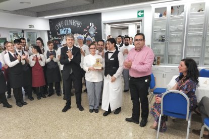 El director de la Escuela de Hostelería, entregando un obsequio a la presentación de La Flota de Murcia.