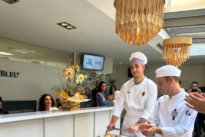 Francisco Ramón, presentando su plato aljurado y asistentes.