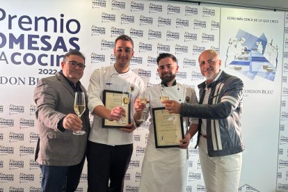 El director de la Escuela de Hostelería, Antonio Miguel Hernández, y el profesor, Luis Bonilla, con los alumnos, Francisco Ramón y Juan José Grande, con sus diplomas, brindando por el éxito cosechado en Madrid.