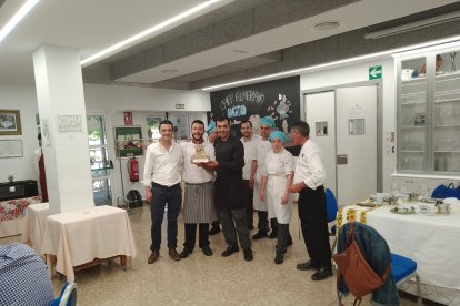 Rafael Mora, entregando un recuerdo a los profesores de Salobreña.