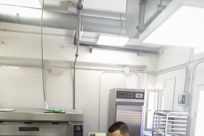 Montando los postres con frutas de la costa tropical.