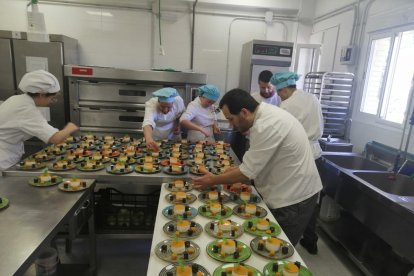 Cadena de montaje de presentaciones de los postres en pastelería.