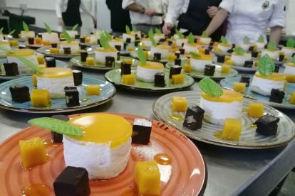 Los postres ultimados listos para el servicio.