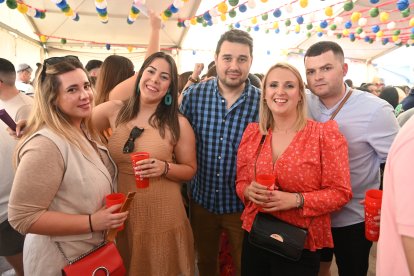 Aida, Silvia, Juanjo, Ainhoa y David disfrutando de las fiestas de San Marcos en la caseta de La Bodega del Jamón.