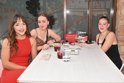 Fuensanta, Manuela y Sonia disfrutando de San Marcos 2023 en La Bodega del Jamón.