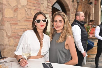 Ángela y Victoria disfrutando de San Marcos 2023 en La Bodega del Jamón.