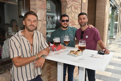 Carlos, Francisco y Miguel disfrutando de San Marcos 2023 en La Bodega del Jamón.