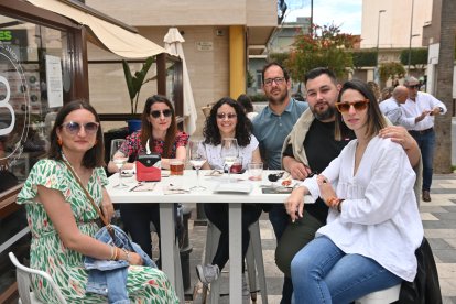 Vicky, Juan Carlos, Javier, Rosa, Estefanía y Mónica disfrutando de San Marcos 2023 en La Bodega del Jamón.