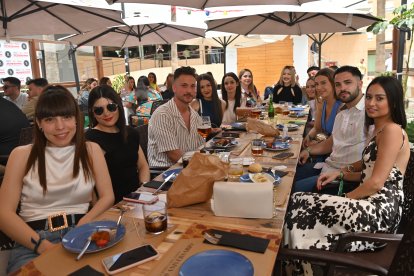 Carmen Buendía ha celebrado su cumpleaños rodeada de amigos y disfrutando de las fiestas de San Marcos en La Bodega del Jamón.