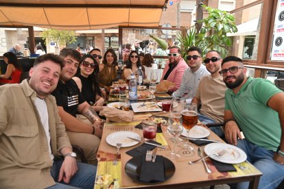 Grupo de amigos disfrutando San Marcos 2023 en La Bodega del Jamón.