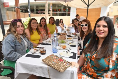 Nadina, Estefanía, Nani, Bea, Tamara, Ángela, Almudena y María disfrutando San Marcos 2023 en La Bodega del Jamón.