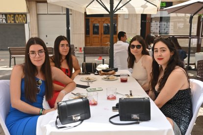 Los dos Paulas, María y Ana estudian en Granada y han regresado a casa para disfrutar de San Marcos 2023 en La Bodega del Jamón.