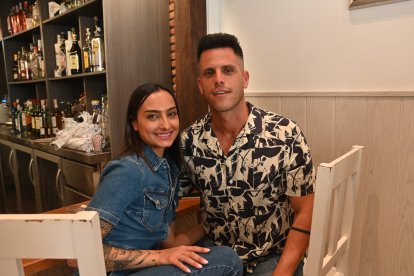 Paula y David conociendo por primera vez las fiestas de San Marcos con parada obligada en La Bodega del Jamón.
