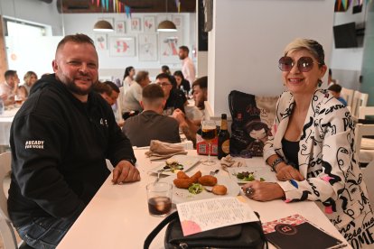 Paco y Eva disfrutando San Marcos 2023 en La Bodega del Jamón.
