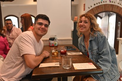 Julio ha llegado desde Cádiz para conocer con Mery las fiestas de San Marcos. No podía faltar la parada en La Bodega del Jamón.