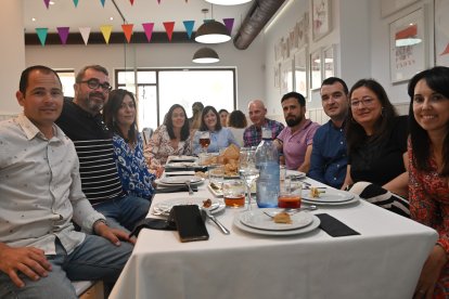 Peña lotera \'New bote\' disfrutando lo obtenido en sorteos una quedada por San Marcos 2023 en La Bodega del Jamón.