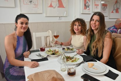 Alejandra, Lourdes y Verónica se conocieron en el colegio Altaduna y aprovechan para juntarse en San Marcos. No podían dejar de pasar La Bodega del Jamón.