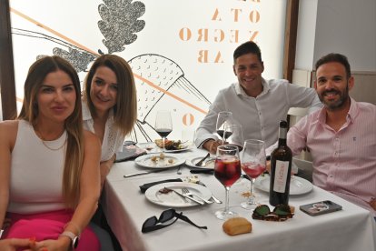 Tami, Moni, Raúl y Fenoy disfrutando San Marcos 2023 en La Bodega del Jamón.